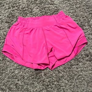 LULULEMON SIZE 4 HOTTY HOT SHORTS